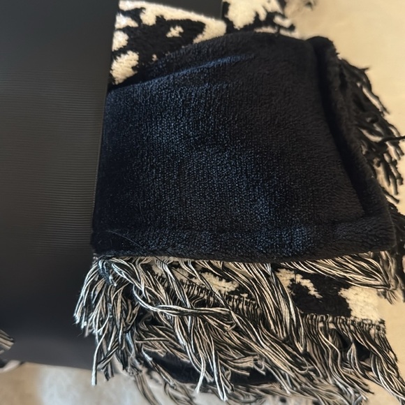 Cynthia Rowley Black and White Jacquard Knit Blanket - Picture 5 of 12